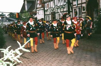Armbrustschützen 2000 mit Ehrenhauptmann Hans Hohmann Festzug